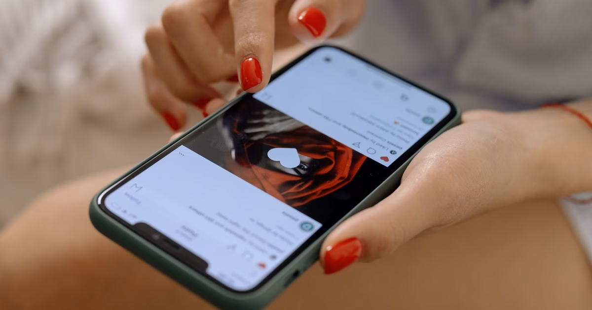 Communication municipale : un habitant fait défiler son fil d'actualité sur son téléphone.